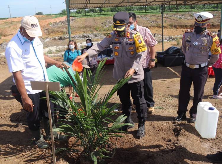 Kapolres Sergai Tanam Ulang Sawit di Kebun Pabatu