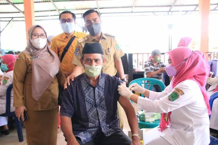 Wabup Labura dan Kadiskes Tinjau Vaksinasi Covid-19 di Damulipekan