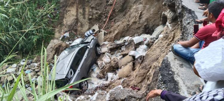 Satu Unit Mobil Wuling Terperosok di Jurang Panombean, Dua Penumpang Luka Ringan 