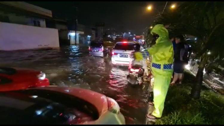 Sat Lantas Polrestabes Rekayasa Lalulintas di Lokasi Banjir