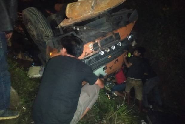Truk Tronton Terbalik di Padangsidimpuan, Sopir Tewas