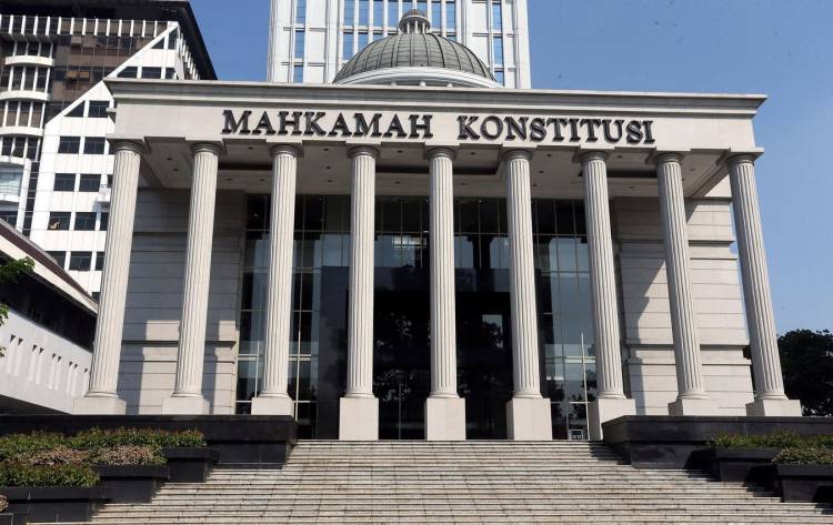Judicial Review UU Minerba, MK Tolak Gugatan Eks Ketua MK Hamdan Zoelva
