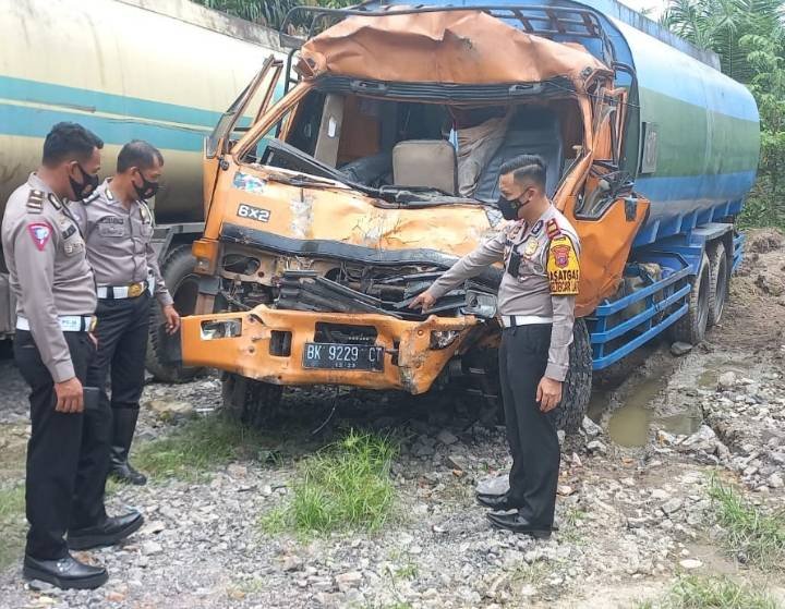 Truk Tangki dan Colt Diesel Tabrakan, Satu Penumpang Tewas