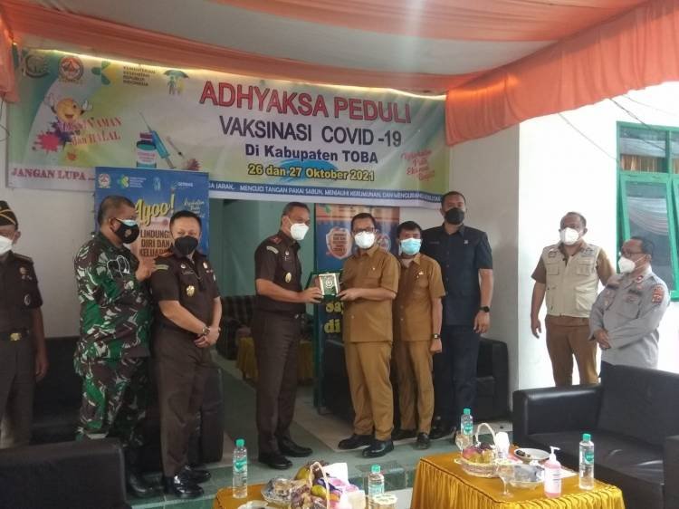 Kajati Sumut  Tinjau Kegiatan Vaksinasi  Adhyaksa Peduli Covid - 19 di Toba