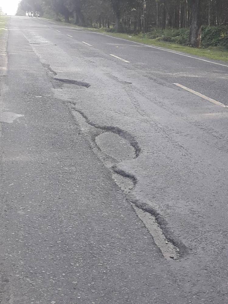 Lubang di Jalinsum Simpang Bandar Jambu Simalungun Ancam Pengendara