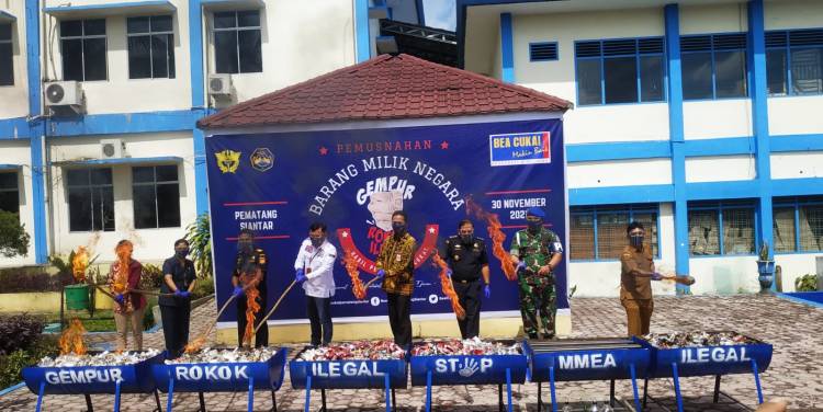 KPPBC TMP C Pematangsiantar Musnahkan Rokok dan Minuman Alkohol Ilegal 