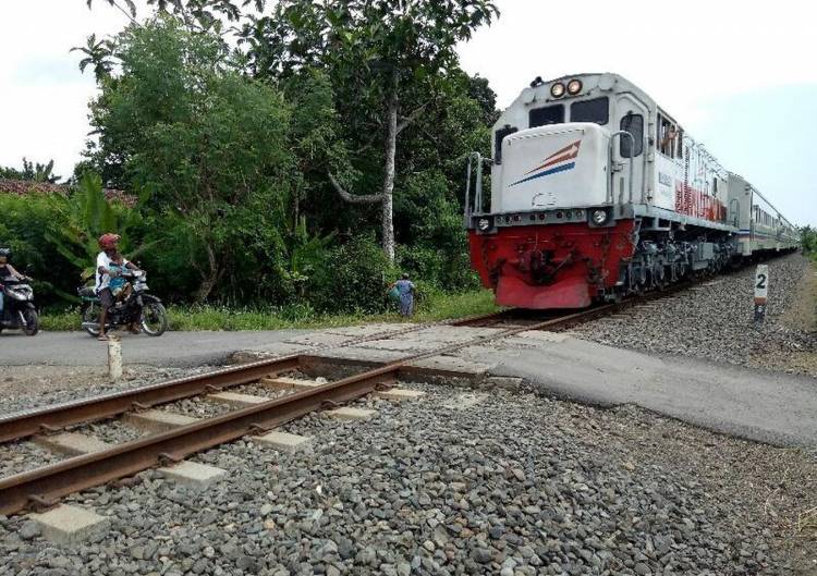 Jelang Libur Nataru, Pemudik Waspadai Perlintasan Kereta Api Tak Berpalang