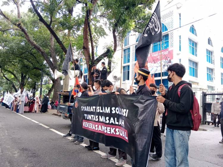 Mahasiswa Demo di DPRD Sumut Tuntut Permendikbud PPKS Dicabut