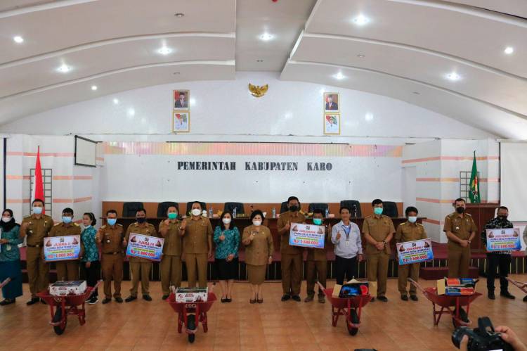 Bupati Karo Serahkan Hadiah Lomba Desa Bersih