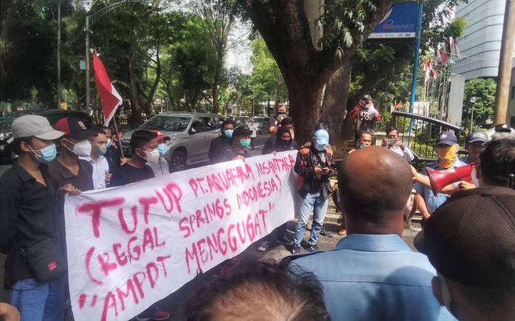 Massa Mahasiswa Unjuk Rasa ke DPRD SU Tuntut "Tenggelamkan" PT AN Perusak Danau Toba 