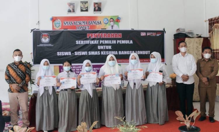 Siswa SMA Swasta Kesuma Bangsa Londut Terima Sertifikat Pemilih Pemula dari KPU