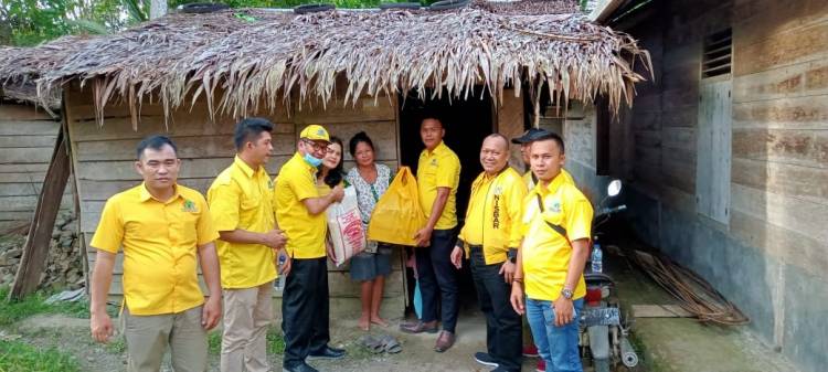 Kader Partai Golkar Nias Barat Bagikan Paket Sembako kepada Warga Kurang Mampu