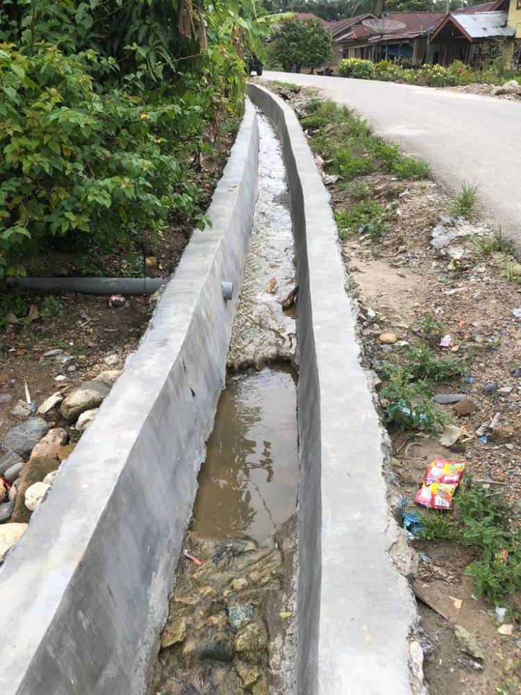 Progres Baru 60 Persen, Pembangunan Parit Beton di Jalan Besar Sisumut Dusun Bom Sudah Rusak