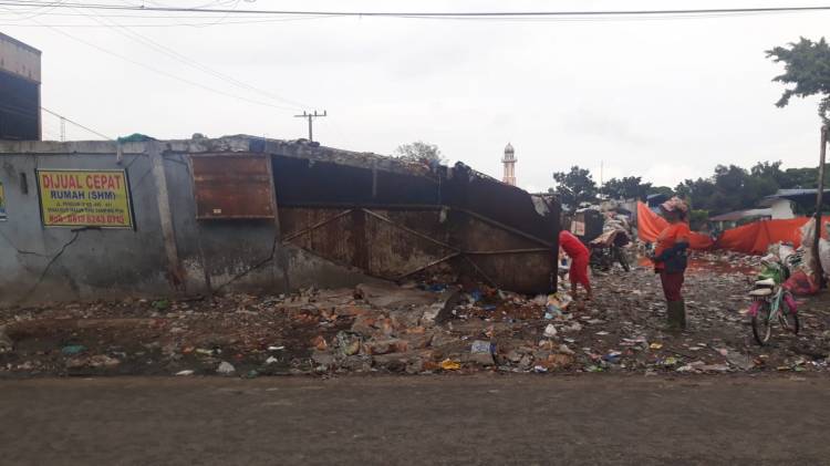 Lagi, Tembok di TPS Perumnas Mandala Rubuh