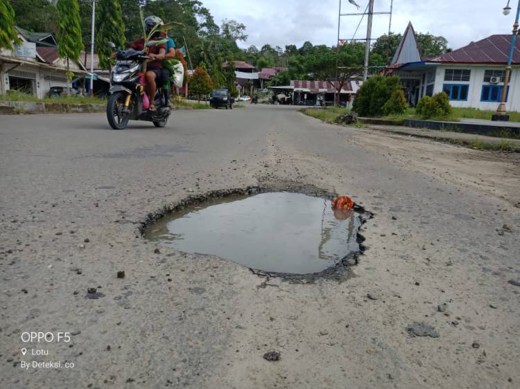 Tak Kunjung Diperbaiki, Lubang Menganga di Pusat Kota Lotu Nisut Ancam Keselamatan Pengendara
