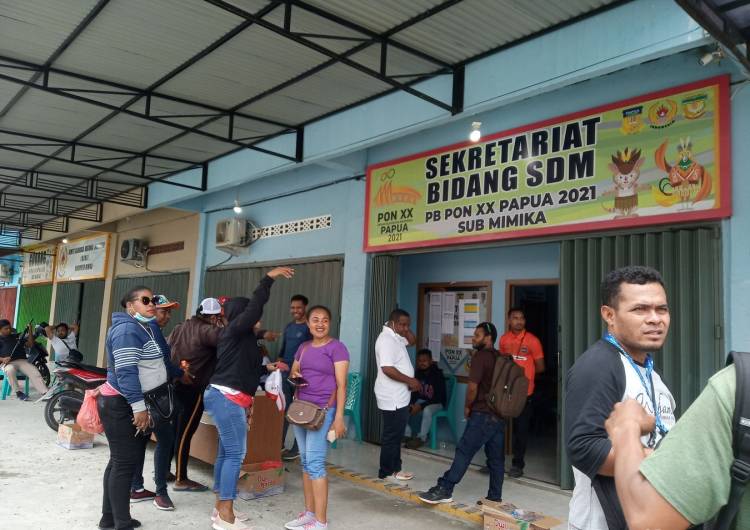 Gelar Aksi Bakar Ban, Relawan Geruduk Kantor PON XX Papua di Mimika Tuntut Upah Segera Dibayar