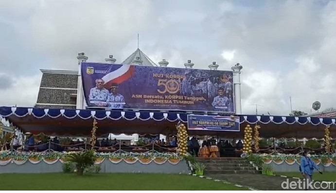 Bendera Merah Putih Terbalik di Baliho HUT Korpri Mimika