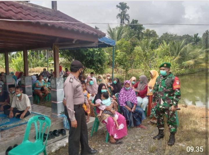 Babinsa dan Bhabinkamtibmas Pantau Vaksinasi di Desa Kuta Galuh