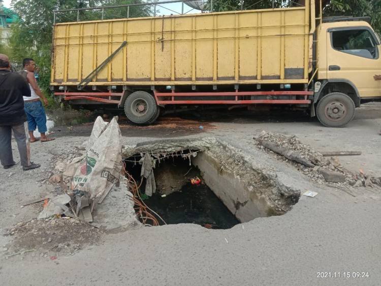 Elakkan Lubang di Jalan Agus Salim, Truk Muatan Kelapa Masuk Parit di Kisaran Timur