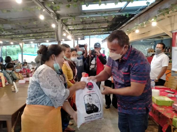 Ketua FPDIP DPRD Sumut Beri Sembako Kepada Masyarakat Saribudolok