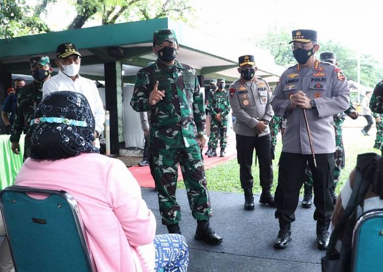 Panglima TNI dan Kapolri Tinjau Vaksinasi Massal di Lapangan Benteng