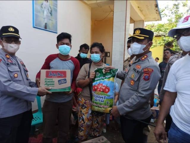 Kapolres Tapteng Temui Korban Longsor dan Beri Bantuan