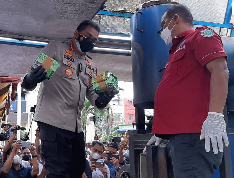 Satres Narkoba Polrestabes Medan Musnahkan Narkoba
