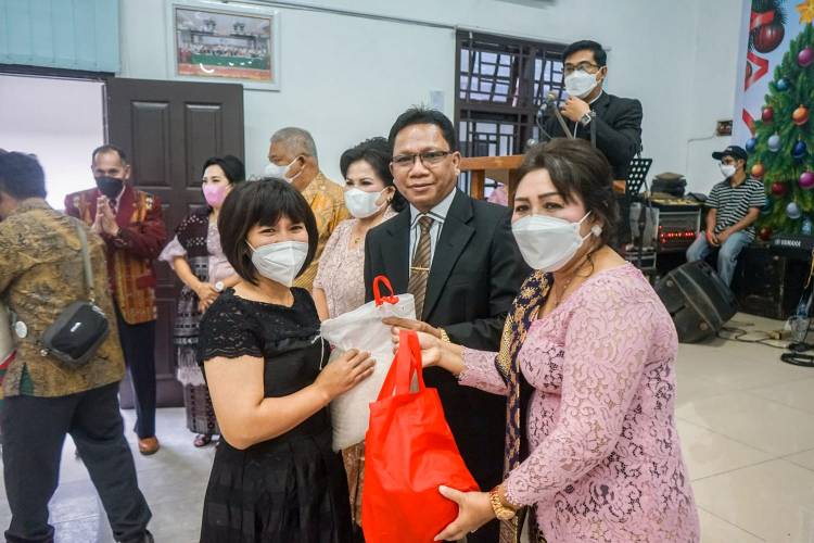 Natal Dosen dan Pegawai UMI Diwarnai Pemberian Bakti Sosial