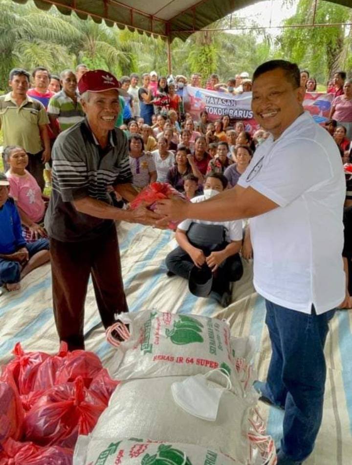 Yayasan Tokoh Barusta Tinokkah Bantu Warga Korban Banjir di Mariahpadang Sergai