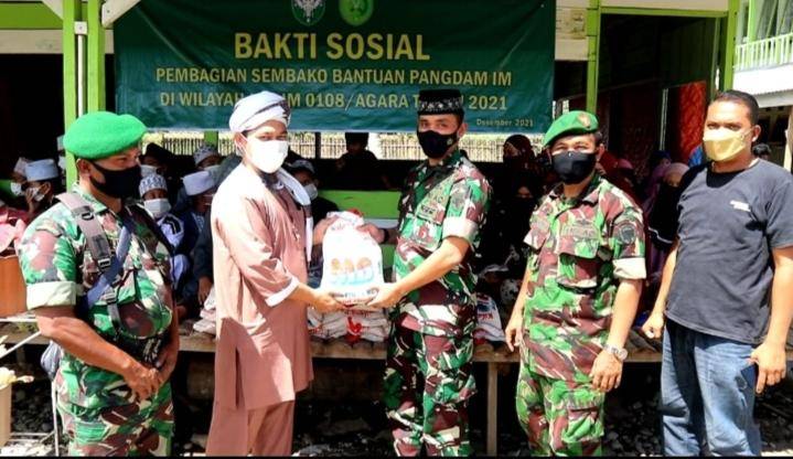 Pangdam IM Serahkan Sembako ke Pesantren dan Masyarakat Kurang Mampu