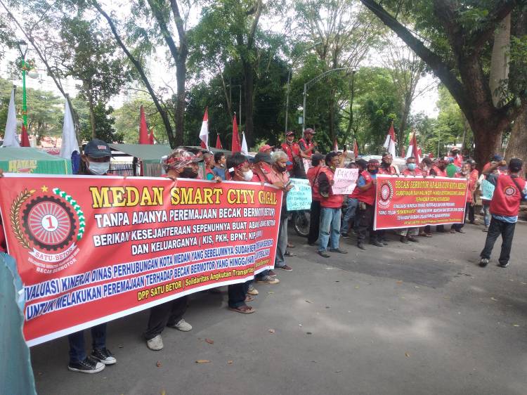 Massa &ldquo;Satu Betor&rdquo; Unjuk Rasa ke DPRD SU Desak Remajakan Betor 