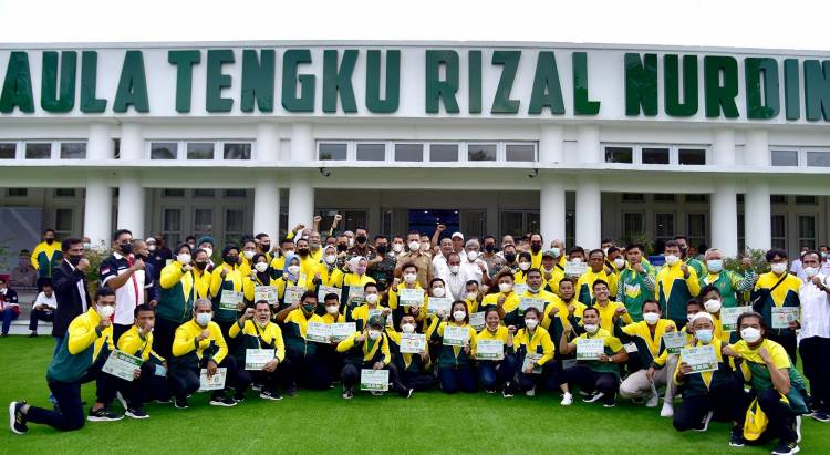 Edy Rahmayadi Serahkan Bonus Rp 11,1 Miliar untuk Atlet PON XX Papua