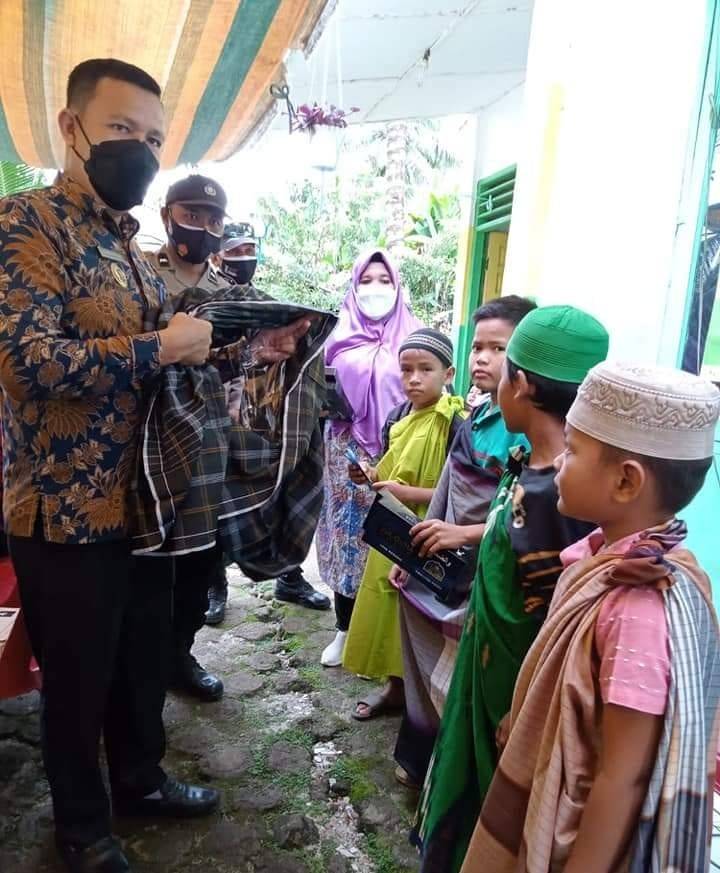 Tim Vaksinator Covid-19 Puskesmas Londut Vaksinasi Warga di Dusun Batujuguk