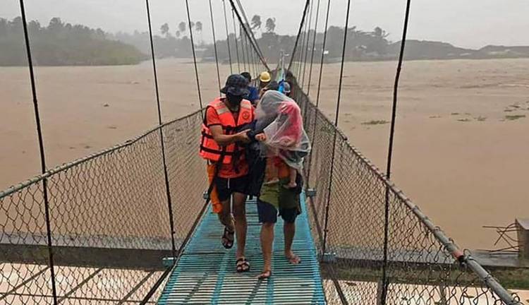 Topan Super Rai Terjang Filipina, Puluhan Ribu Orang Mengungsi 