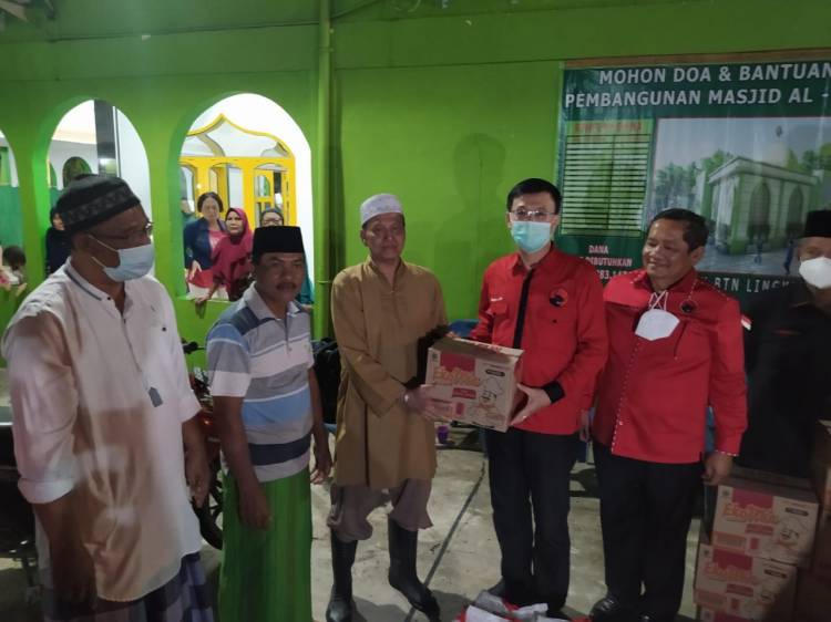 Keluarga Besar PDI Perjuangan Kota Medan Bagi Sembako kepada Korban Banjir Rob