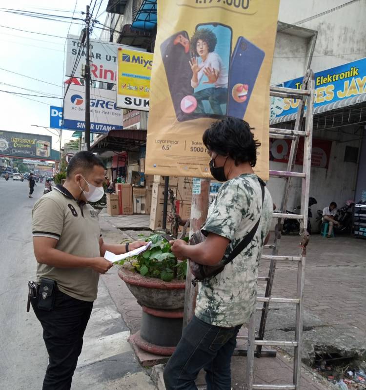 Sejumlah Banner Reklame di Siantar Barat Dibongkar karena Langgar Aturan