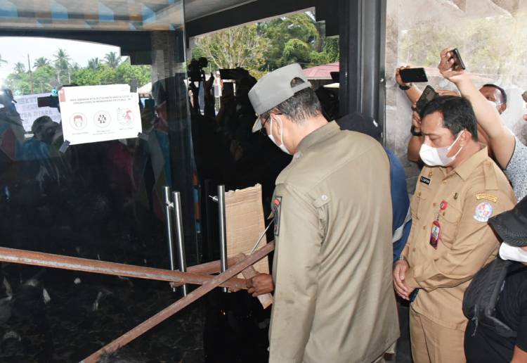 Tim Gabungan Segel Diskotik SG dan Cafe DI