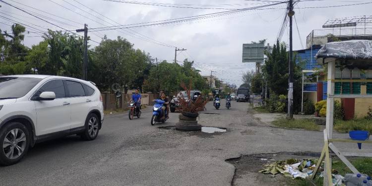 Lubang Menganga di Jalan Rakutta Sembiring Siantar Ancam Pengendara