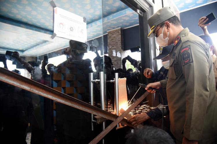 Diduga Dijadikan Tempat Peredaran Narkoba, Tim Gabungan Pemprov Sumut Segel Diskotik Sky Garden