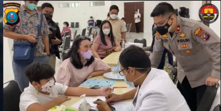 Tinjau Vaksinasi, Kapolsek Medan Barat Dipuji Murid Montessori School