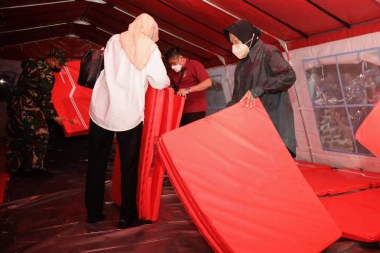 Mensos Kunjungi Korban Banjir Bandang di Palas Sekaligus Serahkan Bantuan