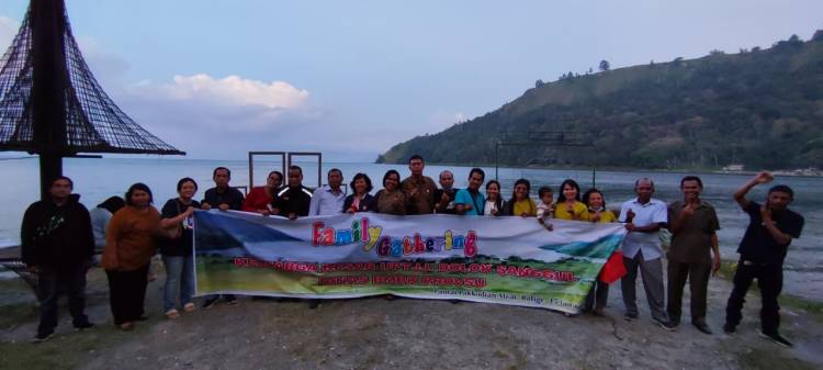 Keluarga Besar UPTJJ Doloksanggul Family Gathering di Objek Wisata Pantai Pakkodian Meat Balige