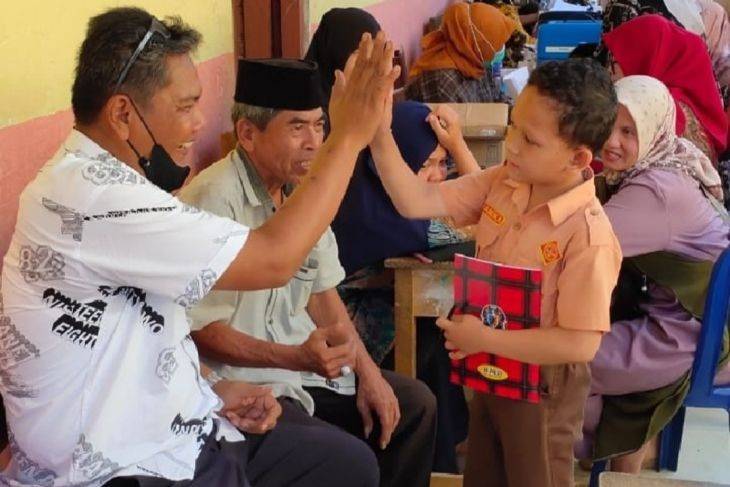 Polres Palas Bagi-bagi Buku dan Pulpen kepada Peserta Vaksinasi Anak