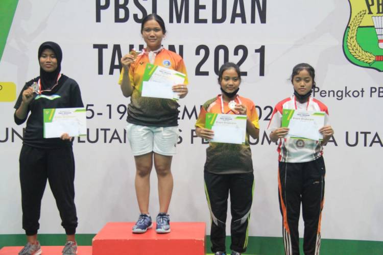Fransiska Pray Adventri Sitopu Juara I Single Remaja Putri Kejurprov Bulutangkis Sumut