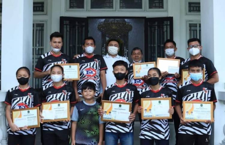 Raih 8 Medali dari Medan, Atlet Bulutangkis Dapat Piagam dari Bupati Labura