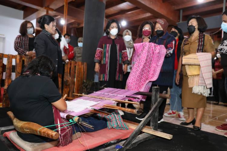 Mensos Risma Terkagum - kagum Lihat Kerajinan Produk Ulos di Taput