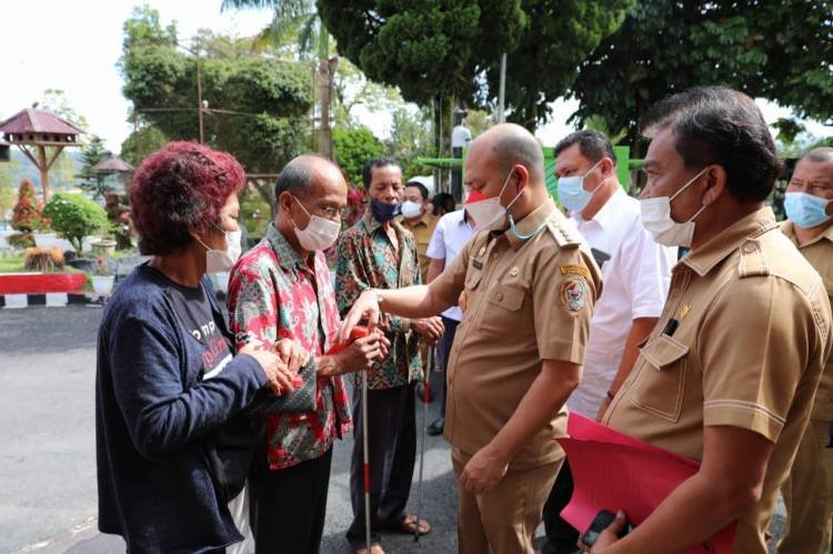 Bupati Taput Salurkan Bantuan ATENSI dari Kemensos