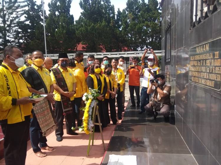 Panitia Natal dan Syukuran Tahun 2022 Partai Golkar Ziarah Ke Makam Raja Sisingamangaraja XII