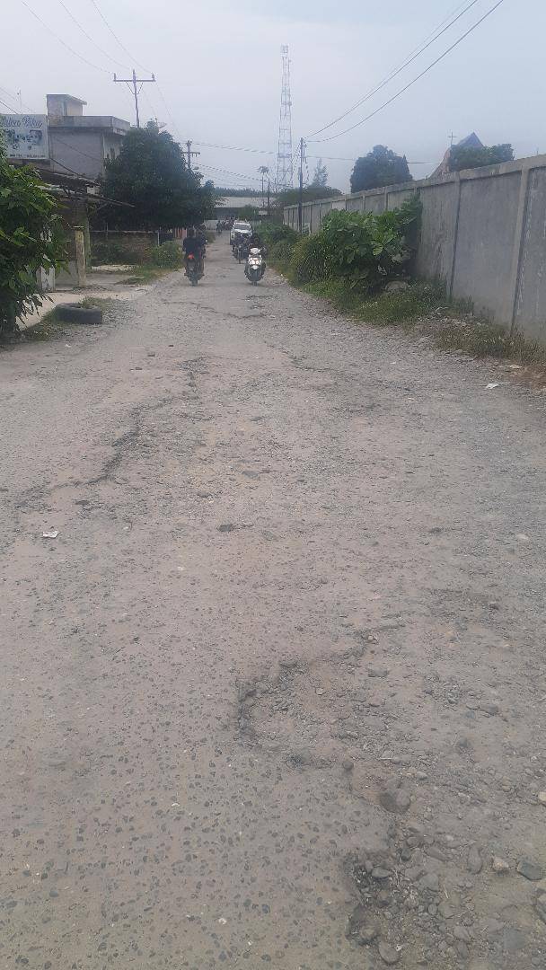 Jalan Mandala Aeknabara Rusak