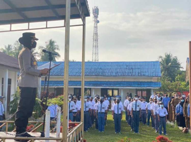 Kapolres Padangsidimpuan Irup Upacara Kenaikan Bendera di SMKN 2